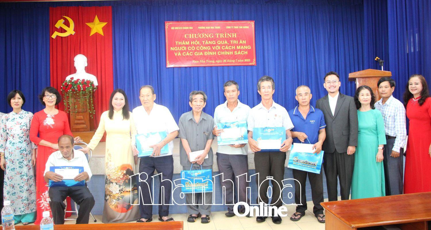 Đại diện Hội UNESCO tỉnh và Công ty TNHH Tâm Hương trao quà tri ân người có công với cách mạng phường Nam Nha Trang.