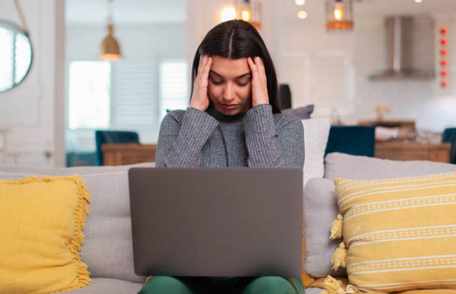 Hiện tượng “sương mù não” - quên trước quên sau, khó tập trung - xuất hiện phổ biến ở phụ nữ tiền mãn kinh do nội tiết thay đổi. (Ảnh: iStock)