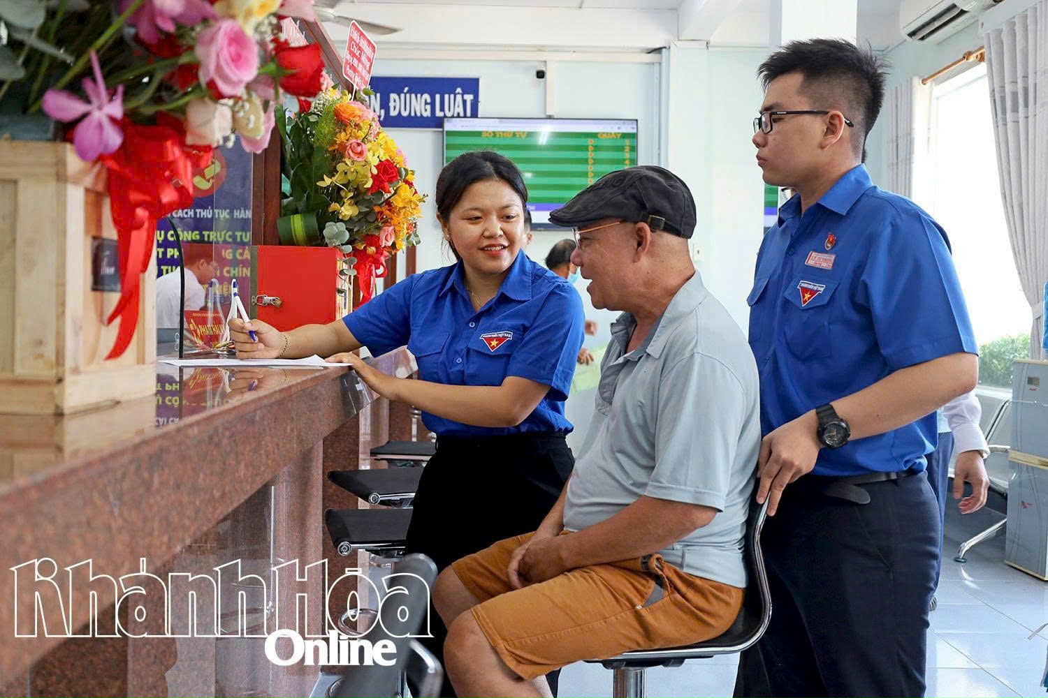 Đoàn viên thanh niên phường Tây Nha Trang hỗ trợ, hướng dẫn người dân thực hiện thủ tục hành chính.