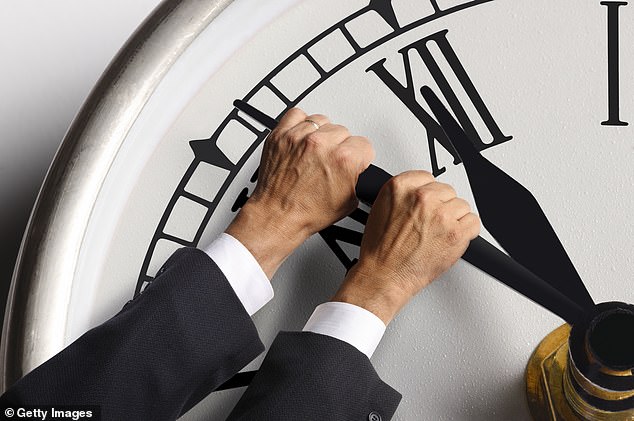 Đồng hồ nguyên tử đo độ dài của một ngày – tức thời gian Trái Đất quay hết một vòng, chính xác đến từng mili giây. Ảnh minh hoạ: Getty Images