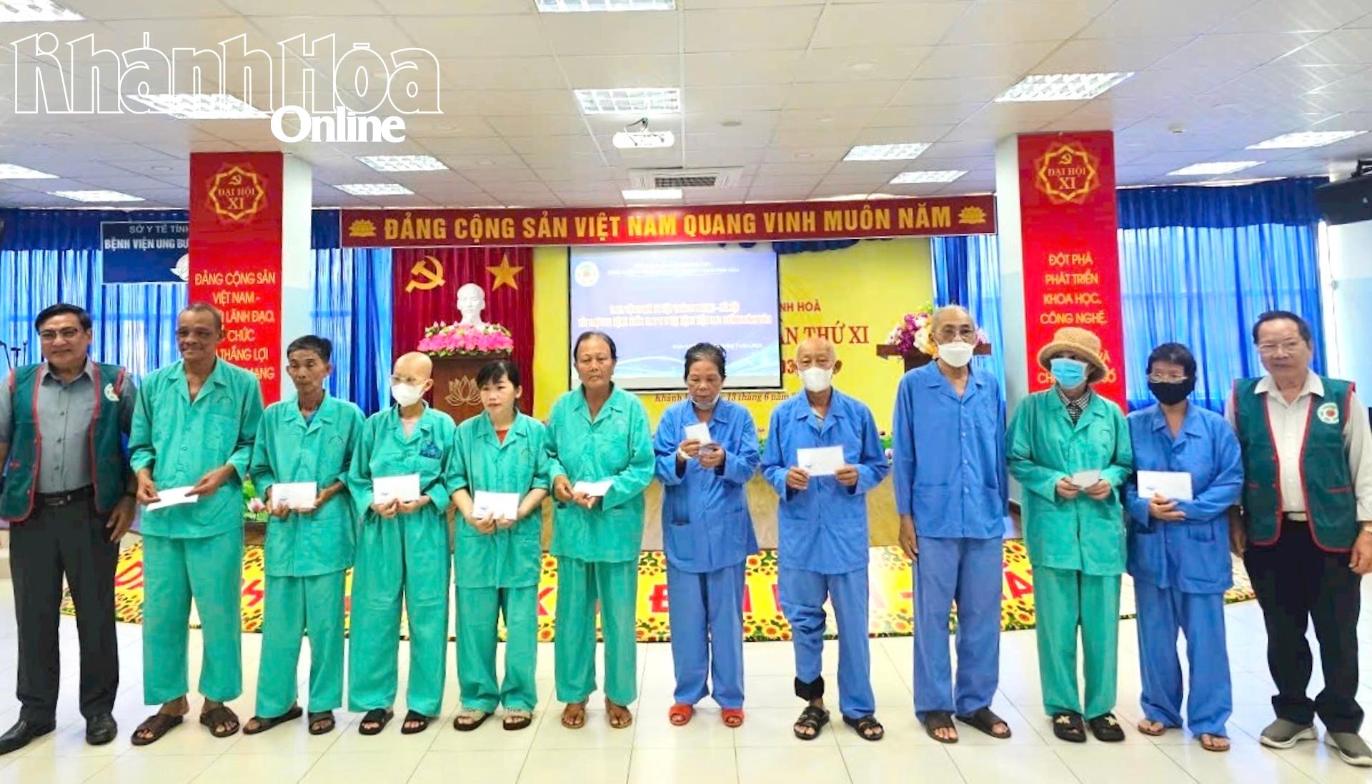 Trao quà cho các bệnh nhân