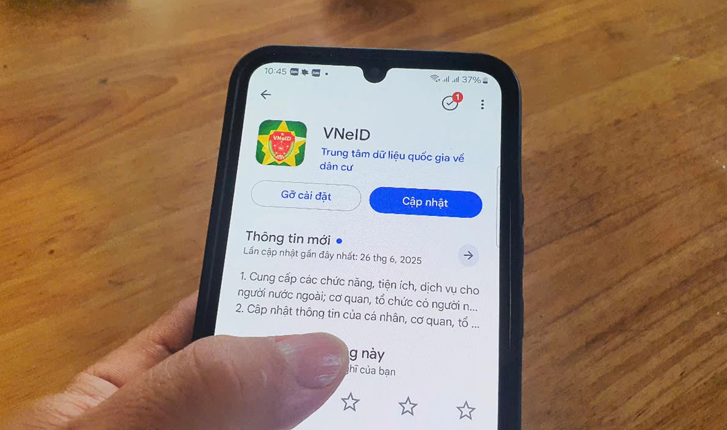 người dân cần lưu ý chỉ tải ứng dụng VNeID từ các nguồn chính thức, như Google Play Store hoặc App Store, và tìm kiếm ứng dụng do Trung tâm Dữ liệu quốc gia về dân cư (Bộ Công an) phát triển