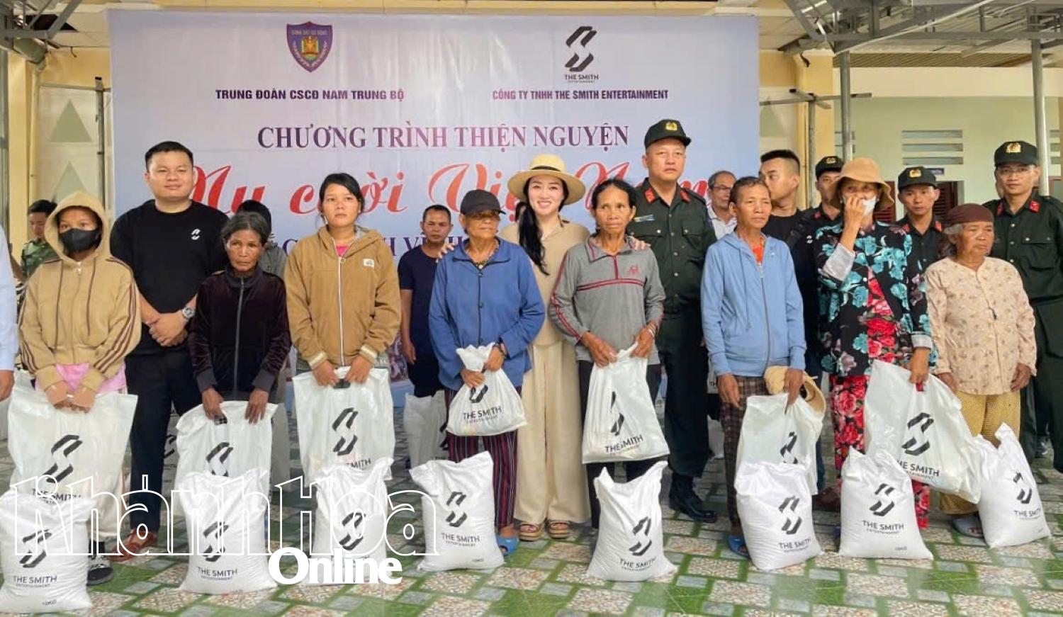 Đoàn công tác trao quà cho các hộ gia đình chính sahcs, hộ có hoàn cảnh khó khăn ở xã Bắc Khánh Vĩnh