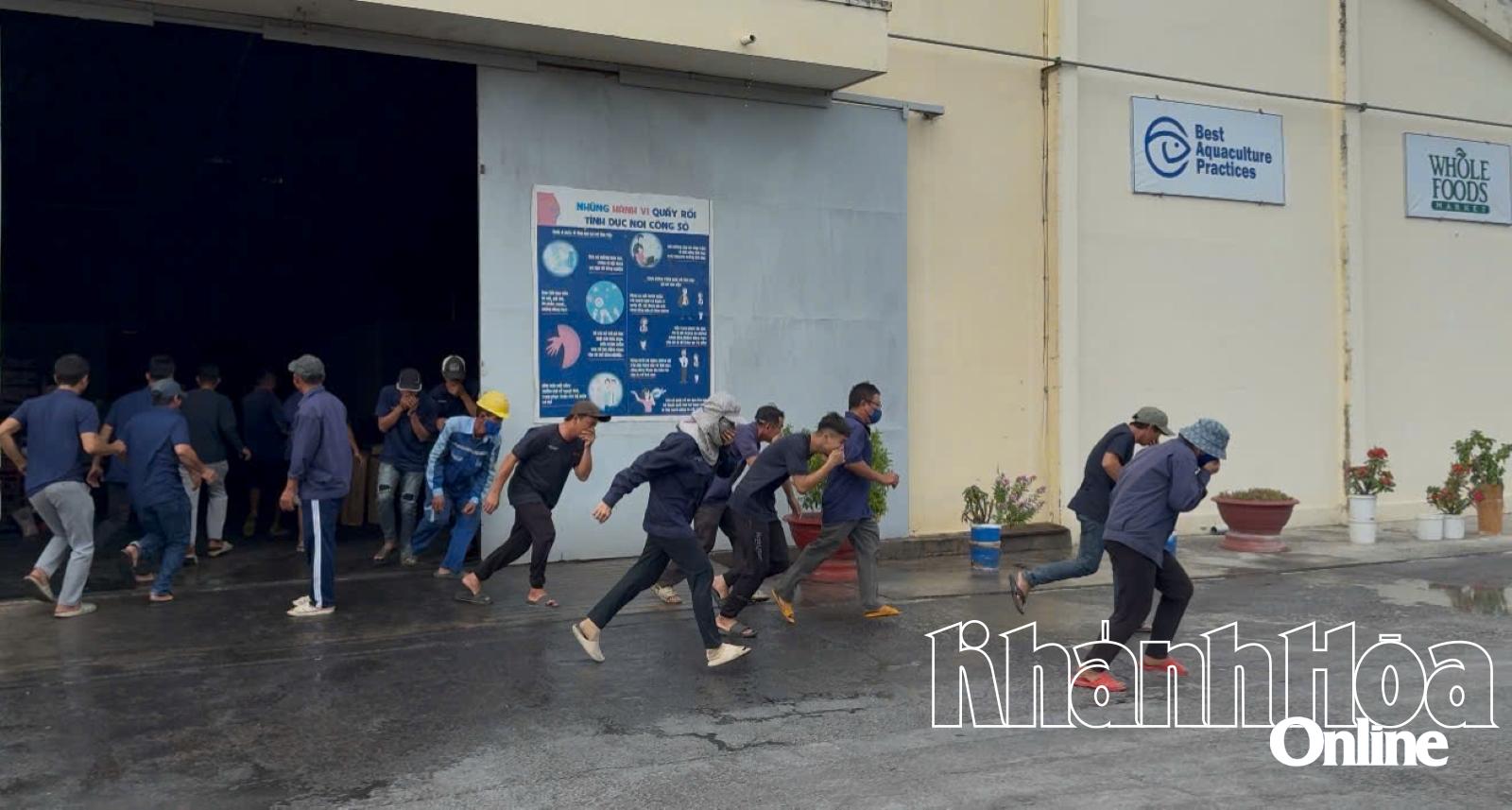 Phát hiện đám cháy, nhân viên công ty khẩn trương di chuyển đến nơi an toàn