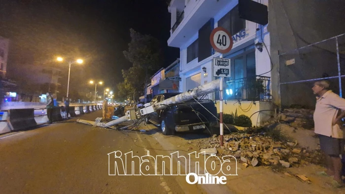 Xe ben làm gãy trụ điện tại phường Nam Nha Trang, khiến khu dân cư bị mất điện