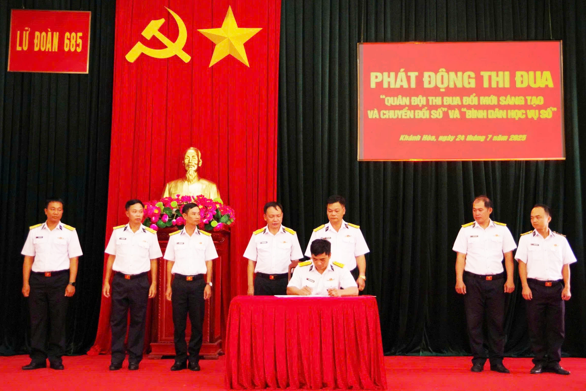 Các đơn vị ký kết giao ước thi đua.