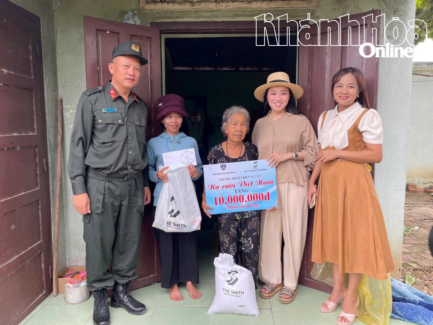Đoàn công tác trao tặng quà cho gia đình Đác Y Riêu, xã Trung Khánh Vĩnh