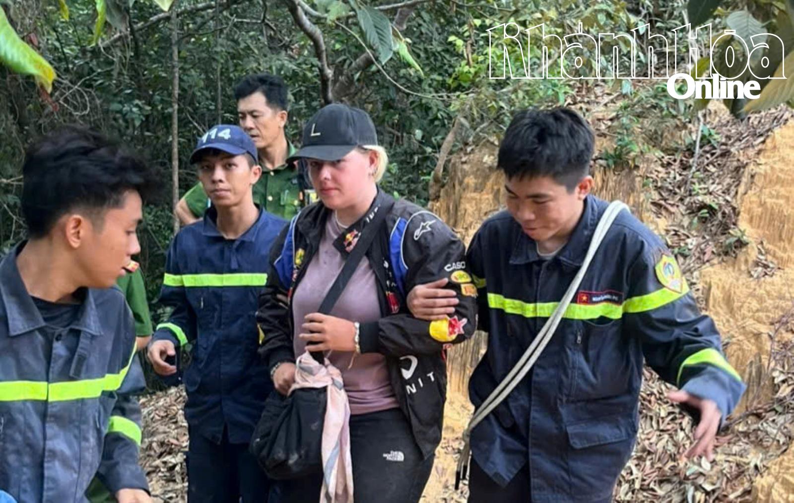 Lực lượng cứu nạn, cứu hộ hỗ trợ du khách người Hà Lan di chuyển xuống núi Cỏ Ống