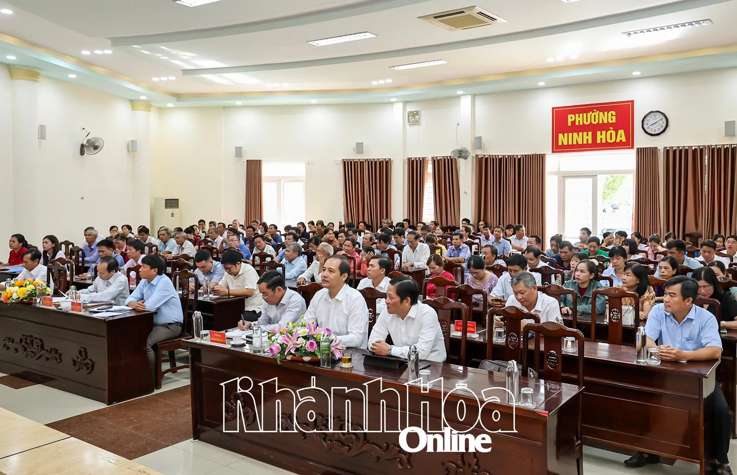 Đại biểu và cử tri tham dự buổi tiếp xúc với Đại biểu Quốc hội.