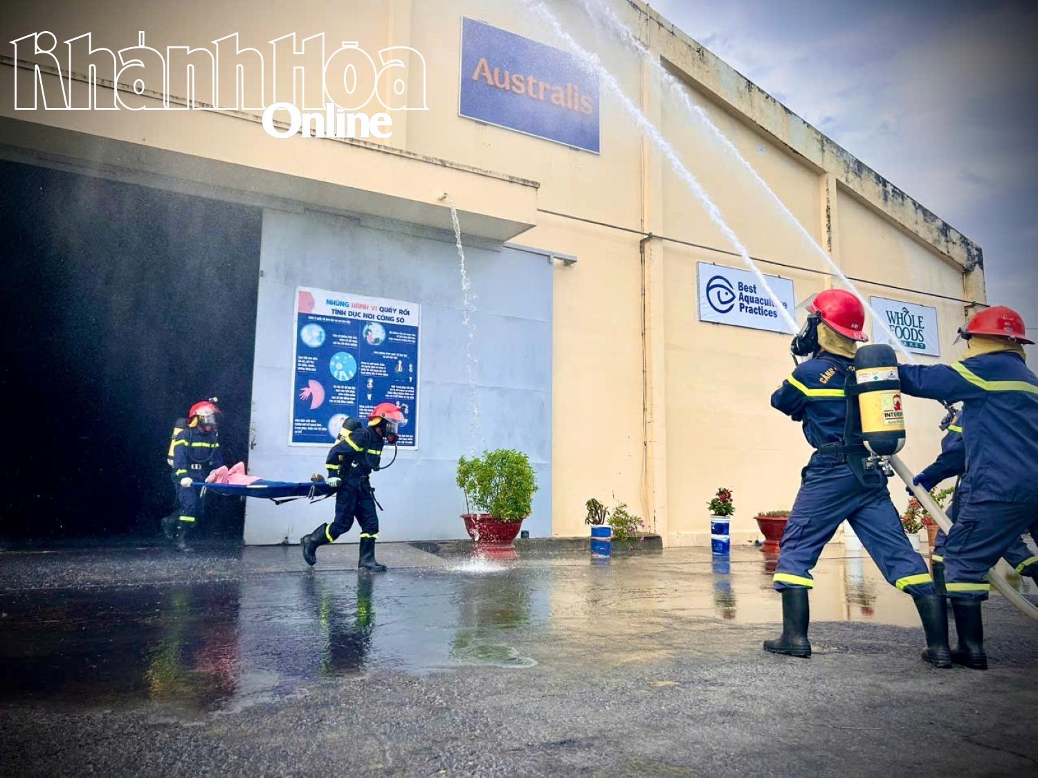 Lực lượng chữa cháy chuyên nghiệp triển khai đội hình chữa cháy, khẩn trương giải cứu những người bị thương.