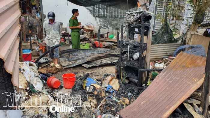 Cháy nhà trong khu dân cư đông đúc, hàng xóm chung tay dập lửa