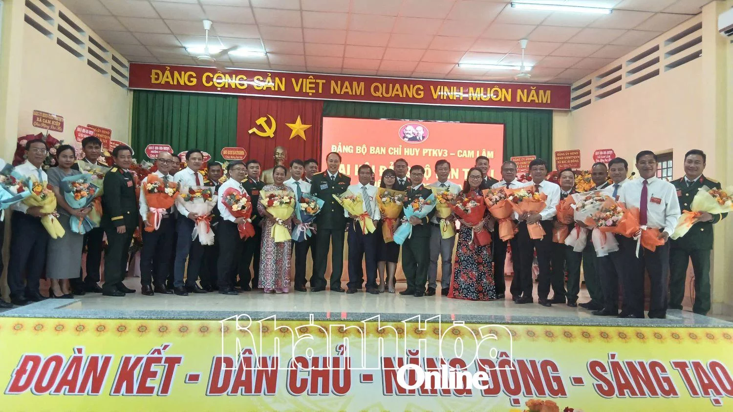 Ban Chấp hành Đảng ủy nhiệm kỳ mới và các đại biểu chụp hình tại đại hội.