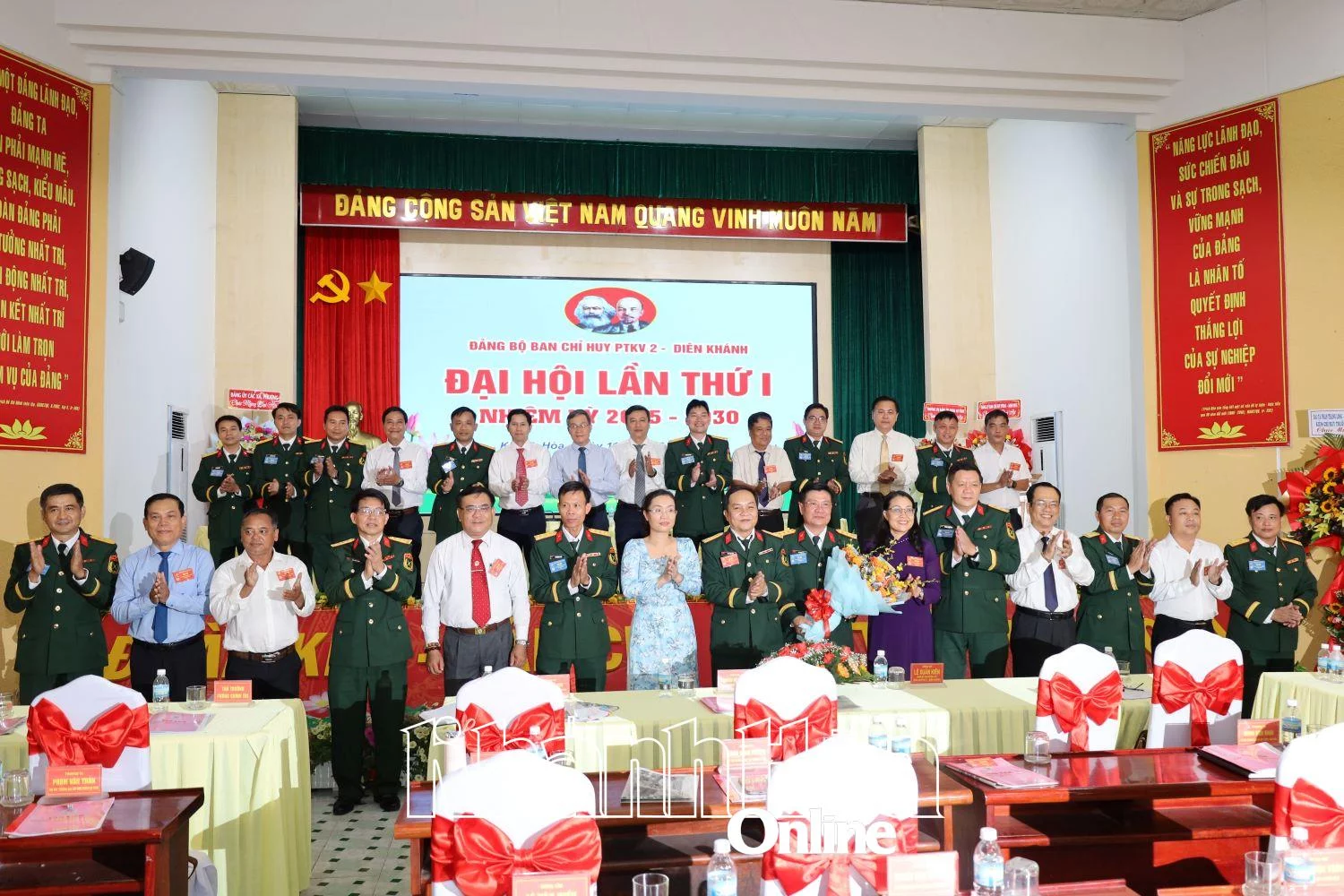 Ban Chấp hành Đảng ủy nhiệm kỳ mới và các đại biểu chụp hình lưu niệm tại đại hội.