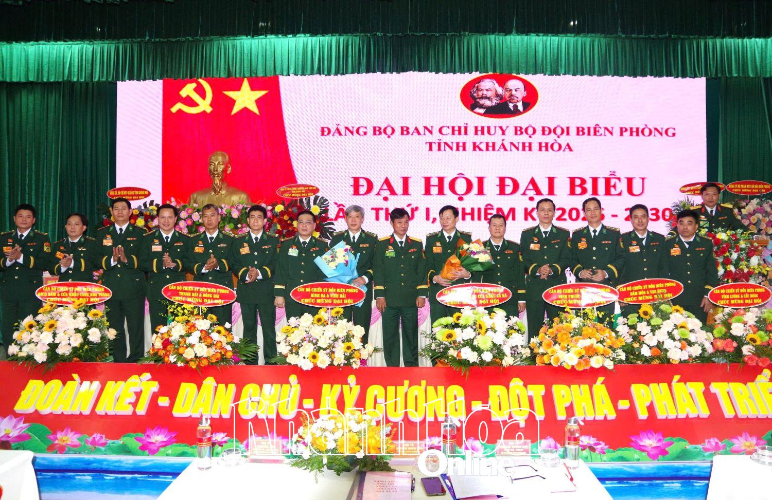 Ban Chấp hành Đảng ủy nhiệm kỳ mới ra mắt đại hội.