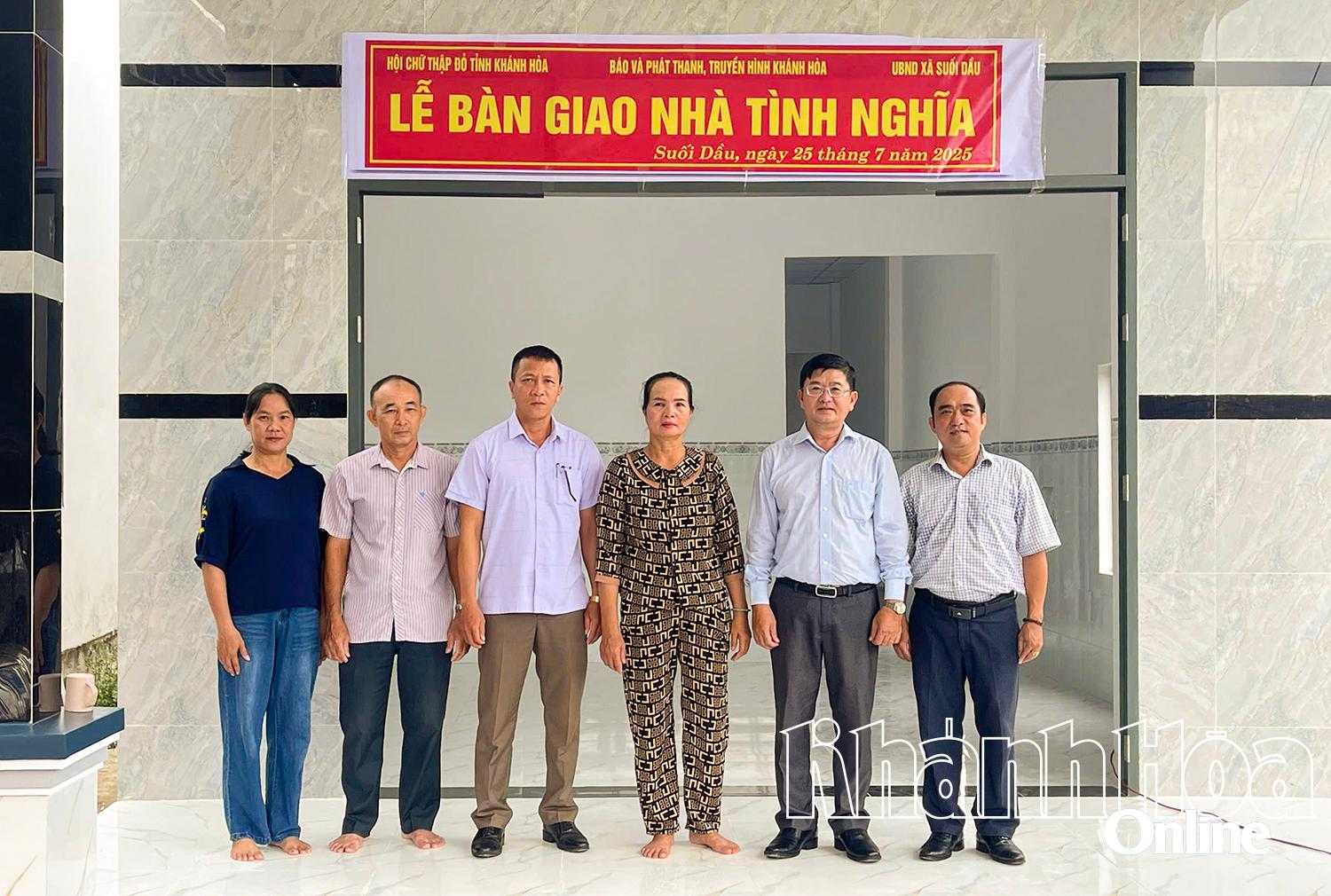 Lãnh đạo Báo và Phát thanh, Truyền hình Khánh Hòa và các đơn vị bàn giao nhà cho gia đình bà Nguyễn Thị Thanh
