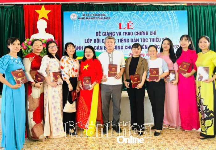 Bế giảng lớp bồi dưỡng tiếng dân tộc thiểu số cho 108 cán bộ, công chức, viên chức