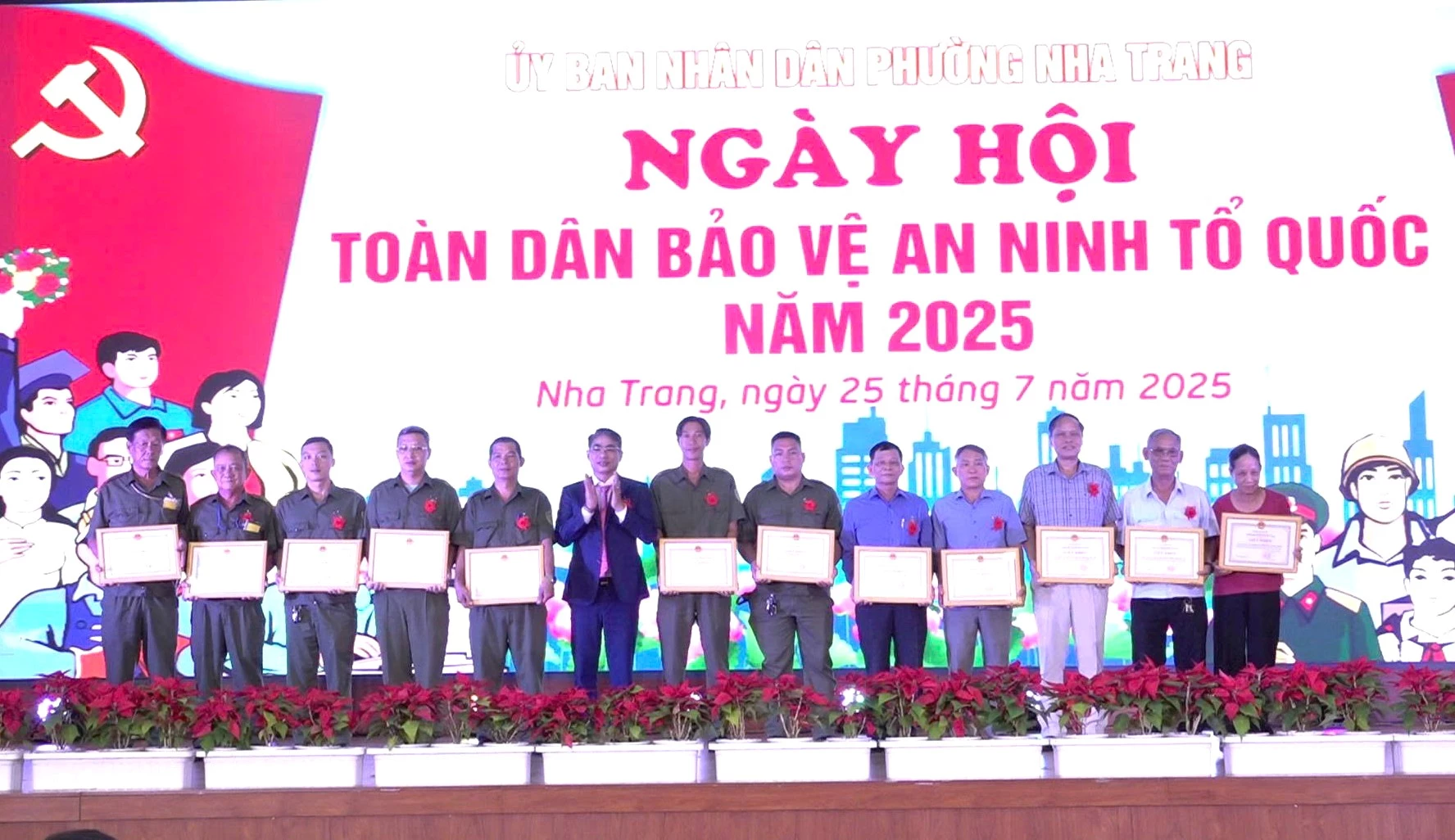 Lãnh đạo phường Nha Trang tặng giấy khen cho các tập thể, cá nhân có nhiều đóng góp cho phong trào toàn dân bảo vệ ANTQ.