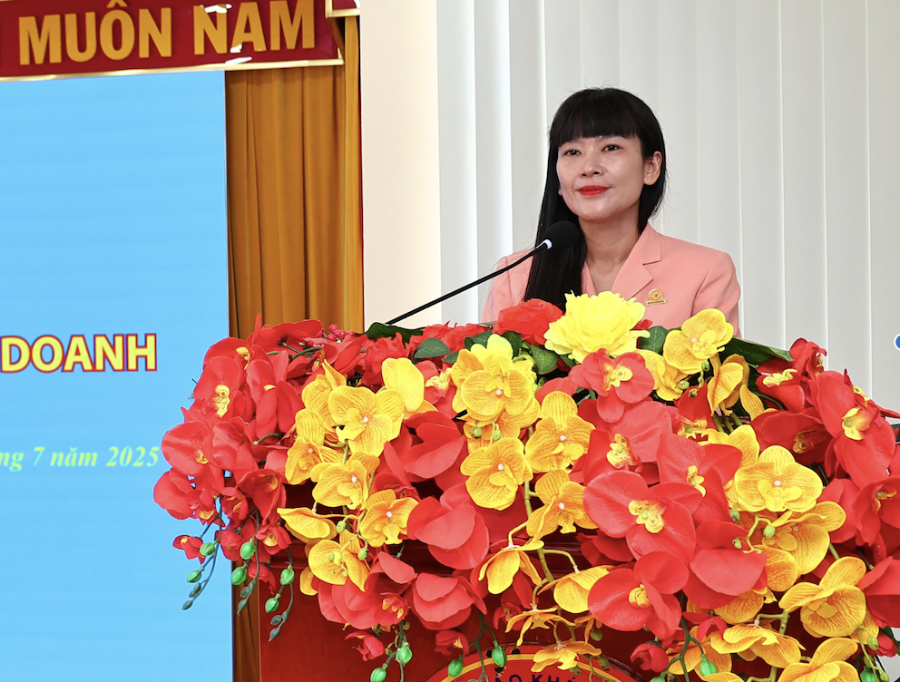 Bà Trịnh Thị Hồng Vân phát biểu tại hội nghị.