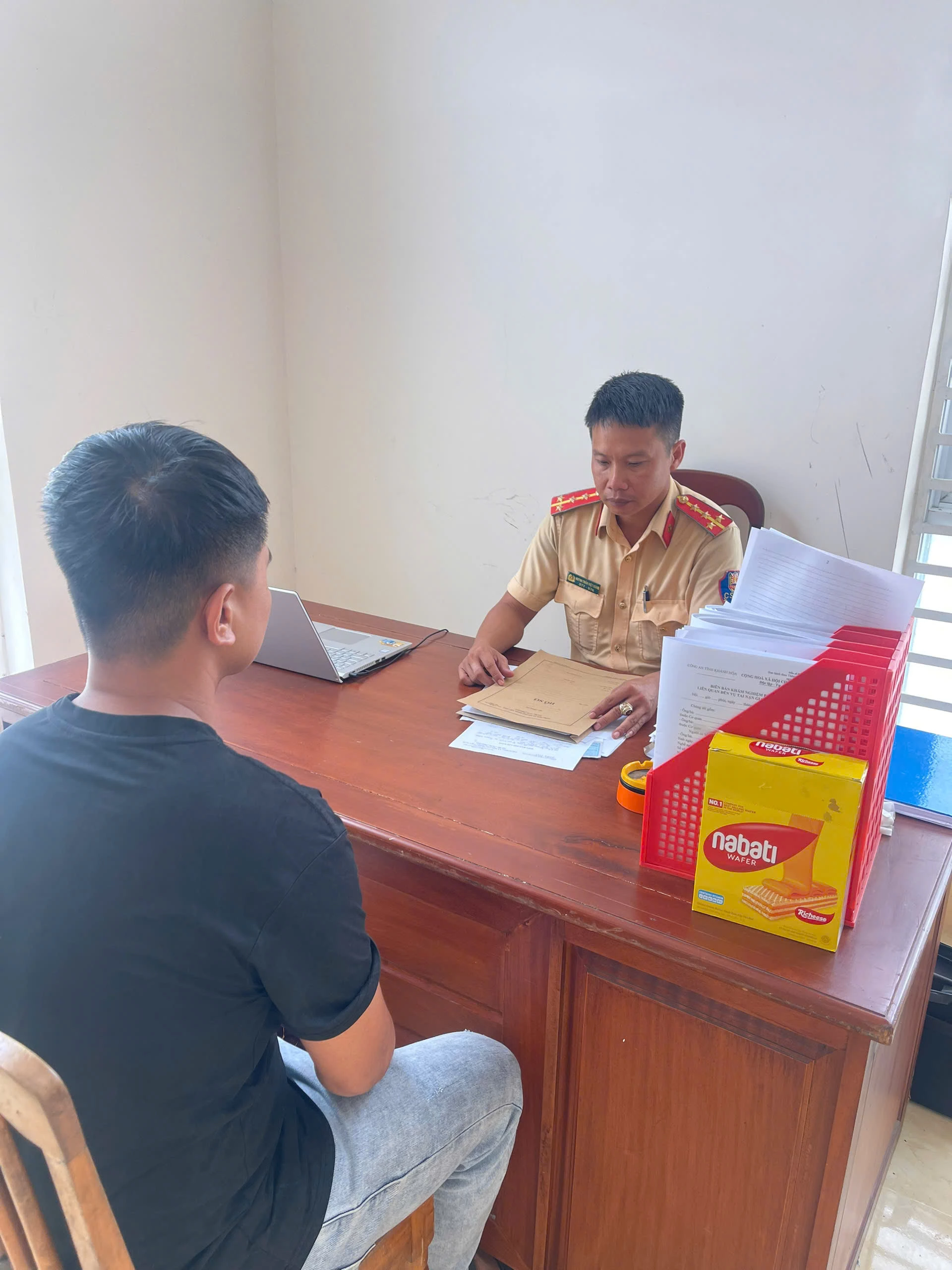 Cán bộ Trạm Cảnh sát giao thông Ninh Hòa làm việc với anh N.