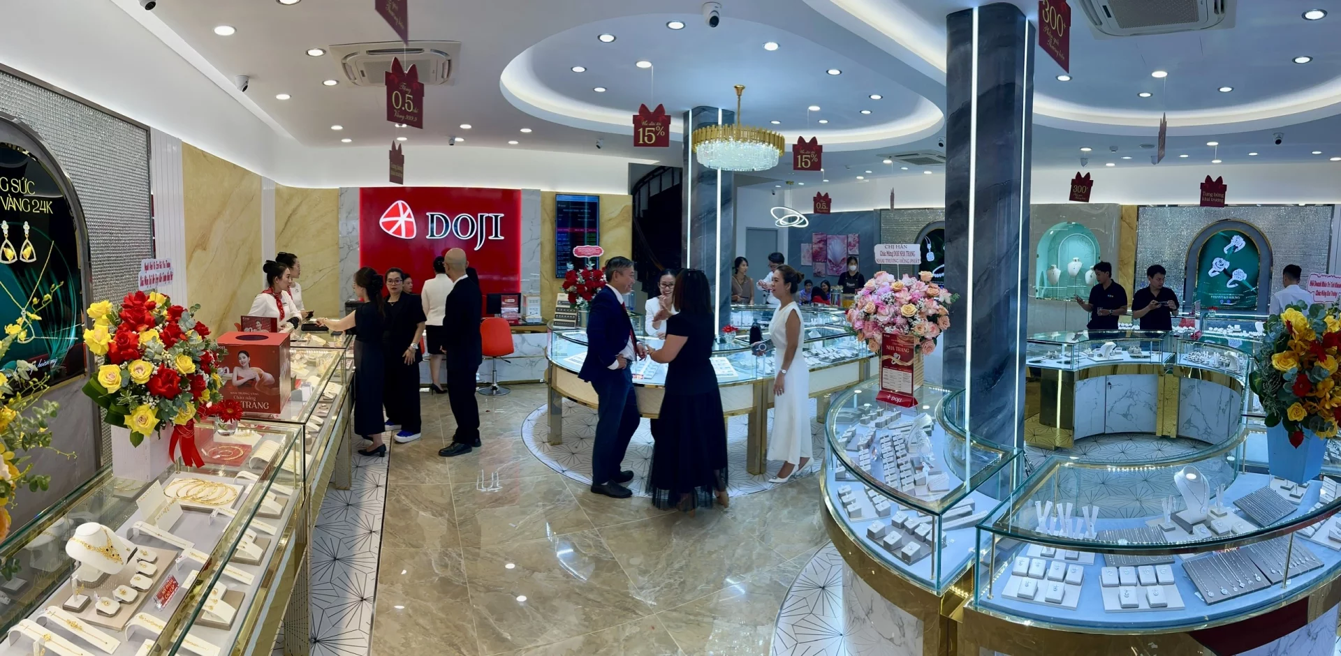 Khách hàng mua sắm tại Chi nhánh DOJI Nha Trang