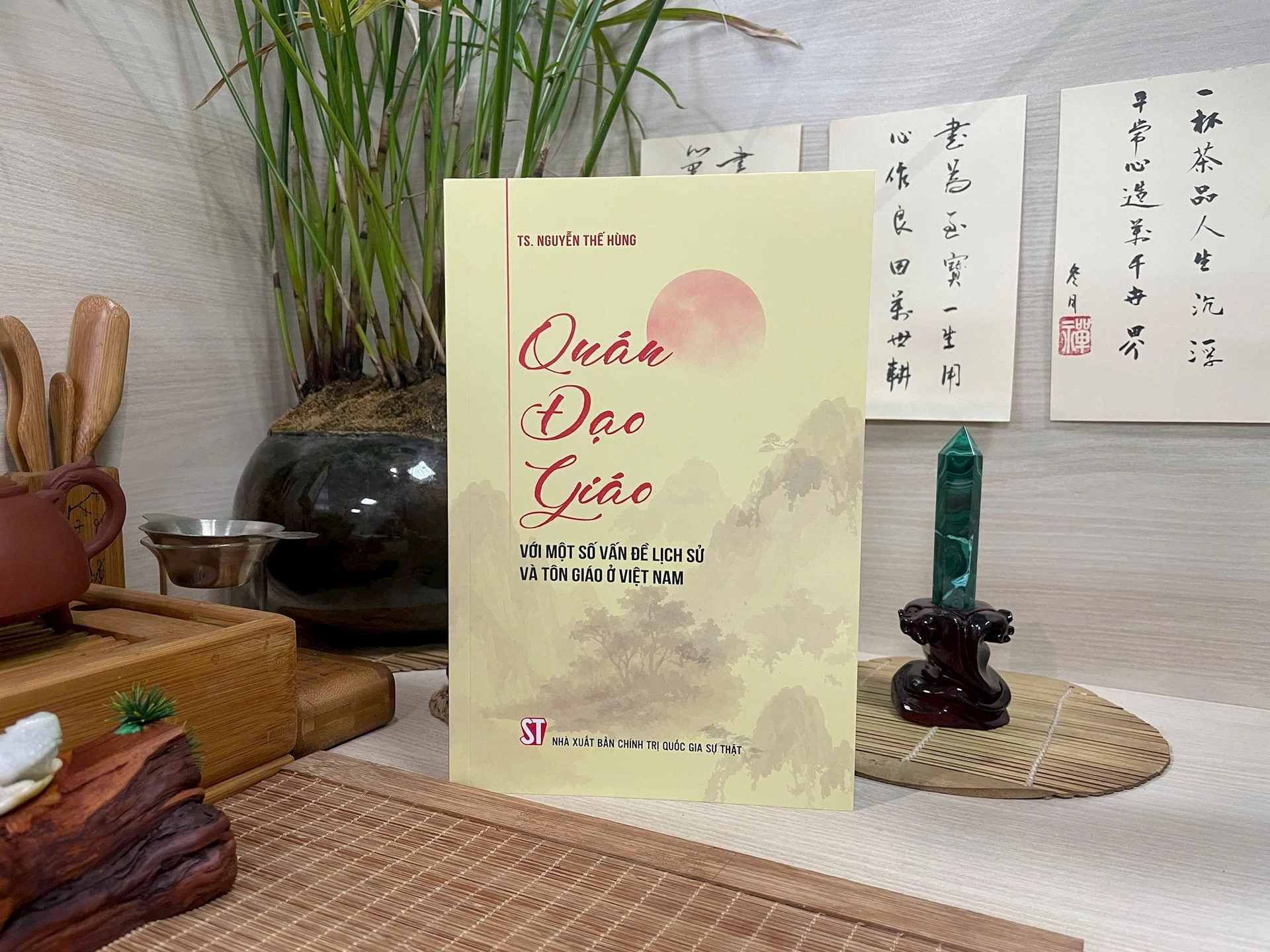 Cuốn sách nổi bật vai trò của Đạo giáo và hệ thống quán Đạo giáo ở nước ta. Ảnh: Nhà Xuất bản Chính trị quốc gia Sự thật