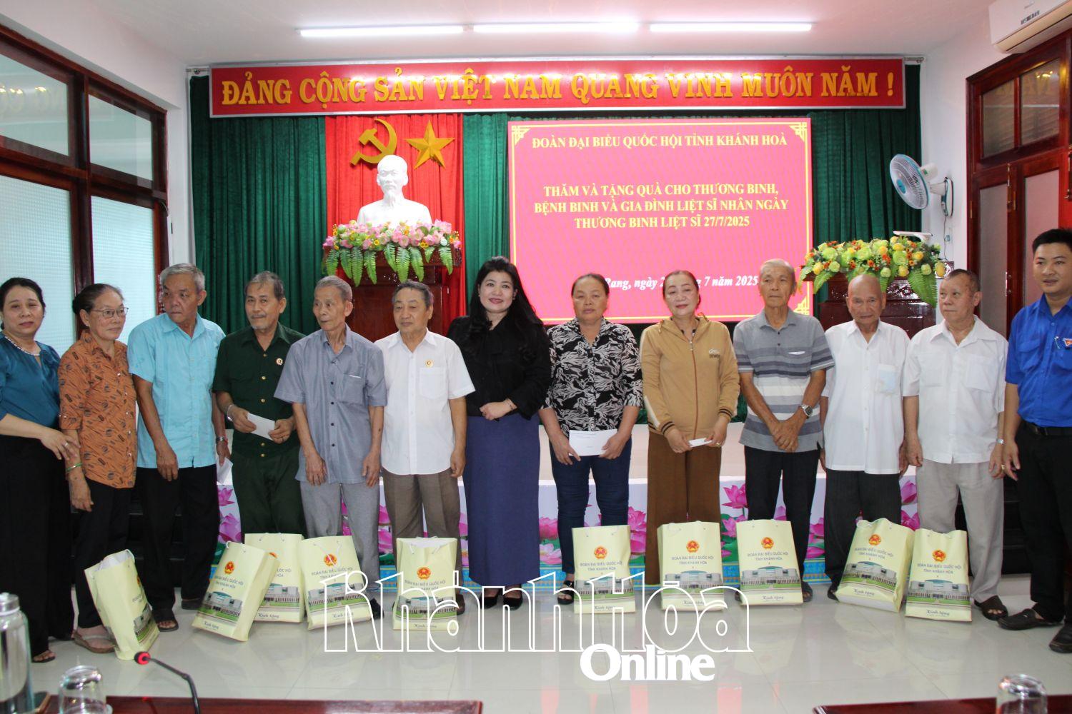 -Bà Đàng Thị Mỹ Hương tặng quà cho gia đình liệt sĩ, thương binh, bệnh binh tại phường Phan Rang.