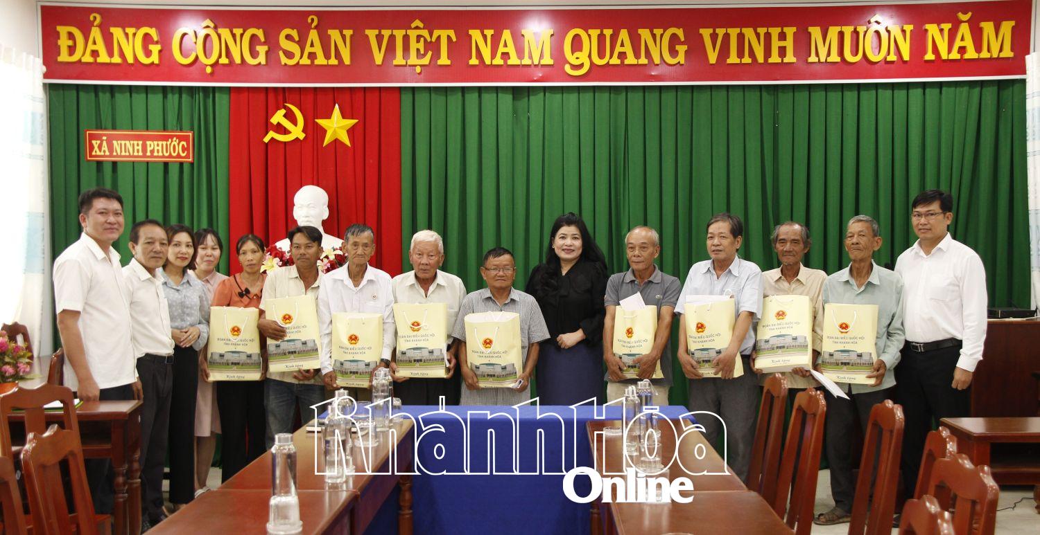 Bà Đàng Thị Mỹ Hương tặng quà cho gia đình liệt sĩ, thương binh, bệnh binh tại xã Ninh Phước.