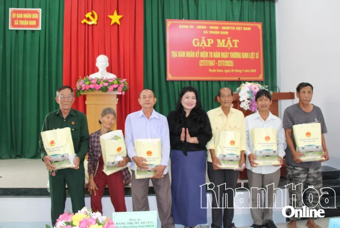 Đoàn Đại biểu Quốc hội tỉnh thăm, tặng quà các gia đình chính sách