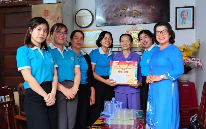 Hội Liên hiệp Phụ nữ phường Nam Nha Trang thăm, tặng quà 5 nữ thương binh, thân nhân liệt sĩ