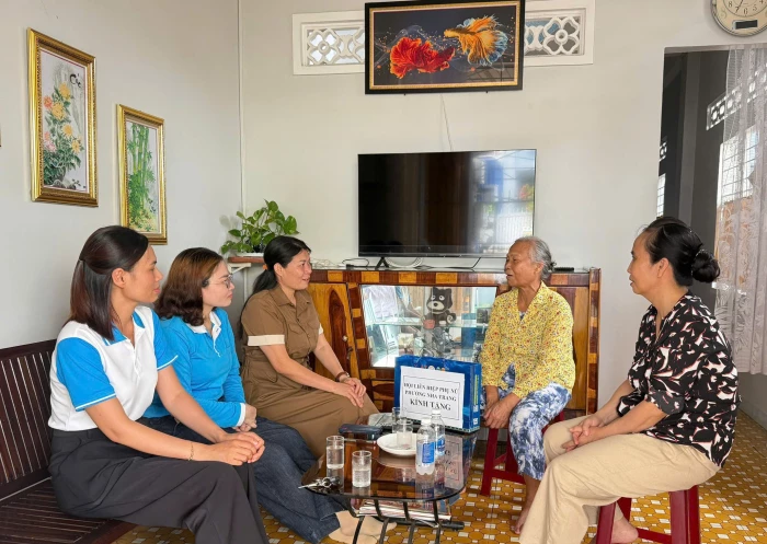Hội Liên hiệp Phụ nữ phường Nha Trang thăm, tặng quà 5 nữ thương binh