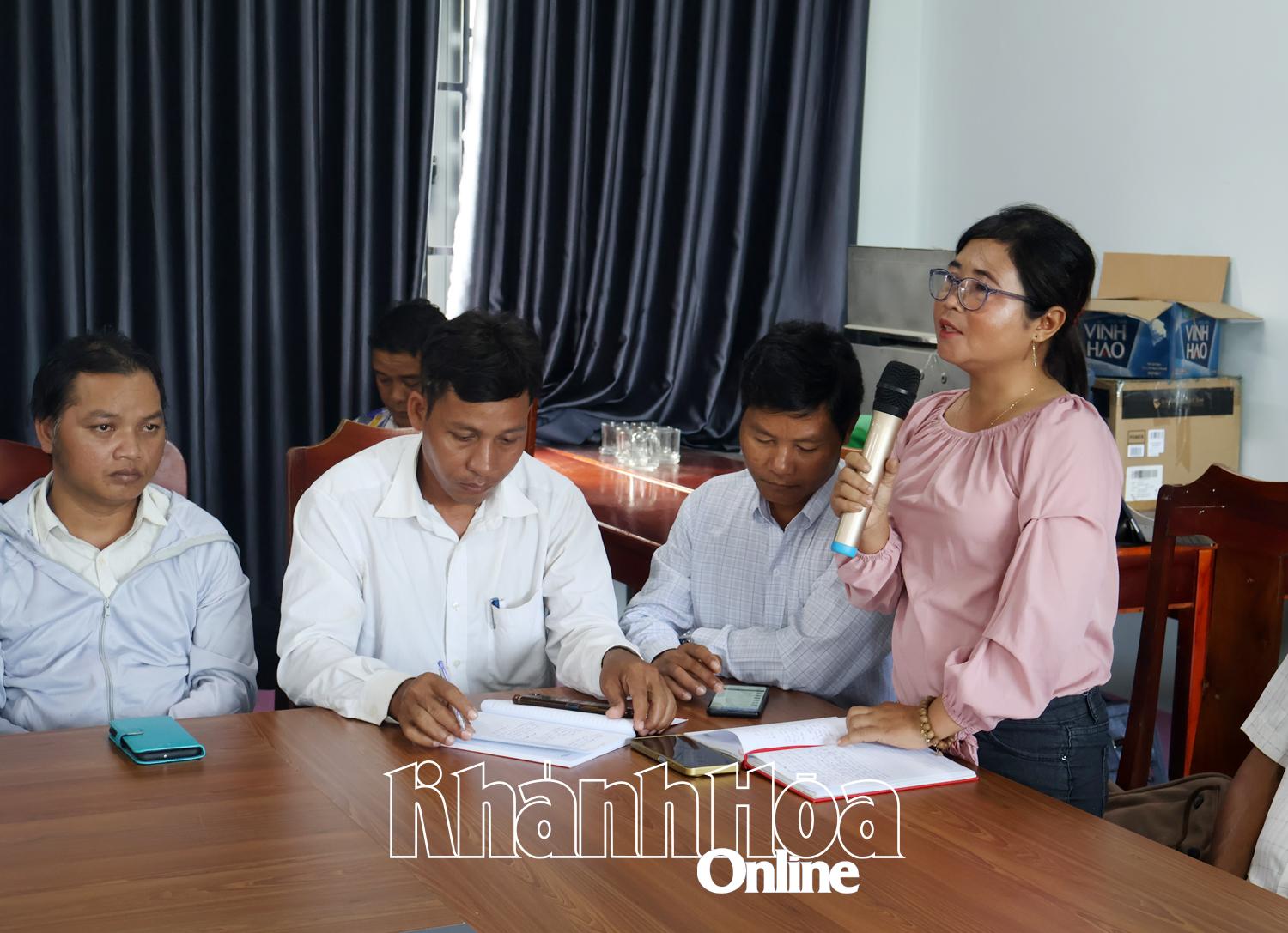 Cử tri xã Bác Ái Tây phát biểu ý kiến tại buổi tiếp tiếp xúc cử tri.