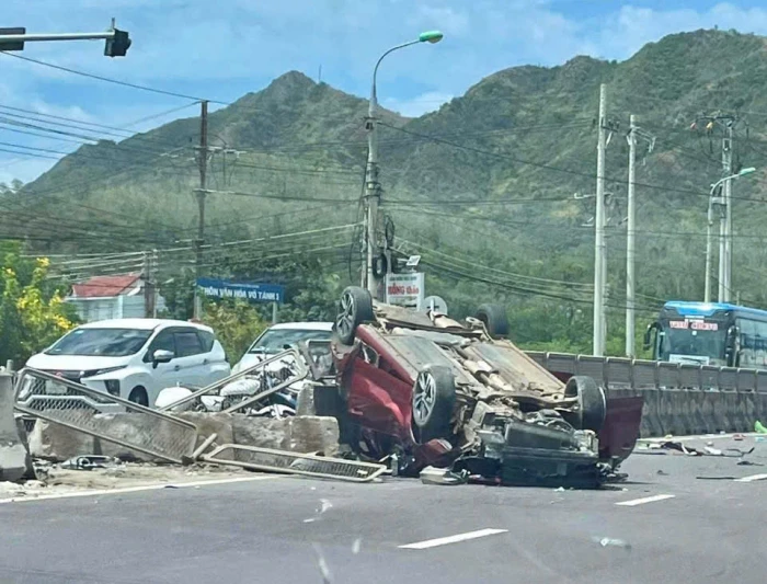 Xe ô tô bị nổ lốp rồi lao vào xe đầu kéo