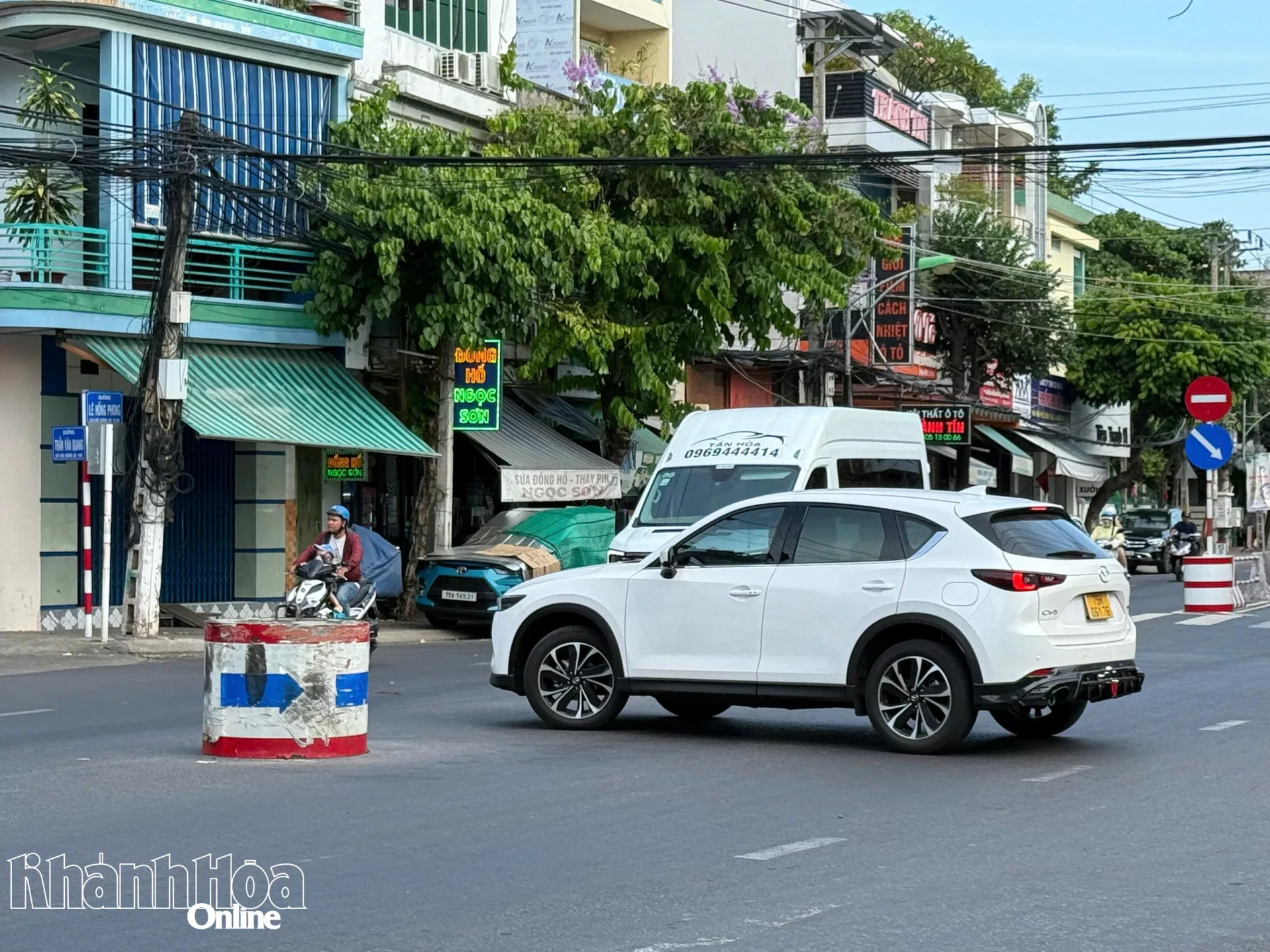 Xe ô tô đi từ đường số 13 ra đường Lê Hồng Phong rồi rẽ trái, trong khi có biển báo cấm rẽ trái