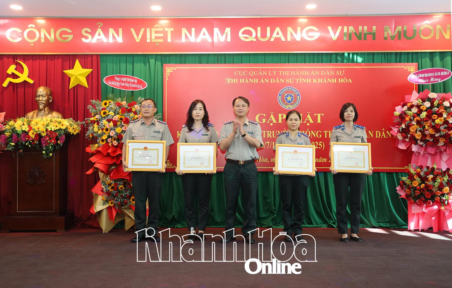 Các cá nhân được nhận bằng khen của Bộ trưởng Bộ Tư pháp.  