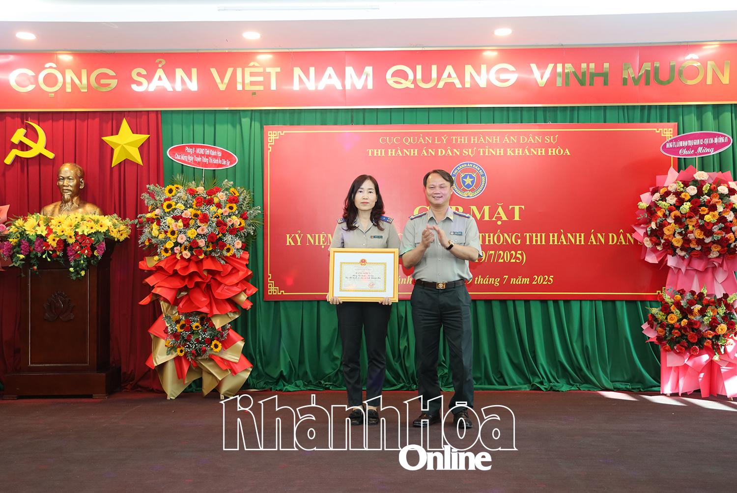 Đại diện tập thể nhận bằng khen của Bộ trưởng Bộ Tư pháp. 