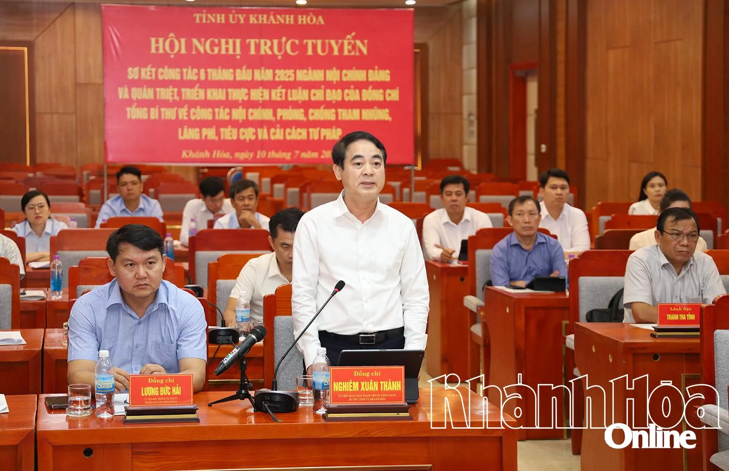 Bí thư Tỉnh ủy Nghiêm Xuân Thành phát biểu tại hội nghị. 