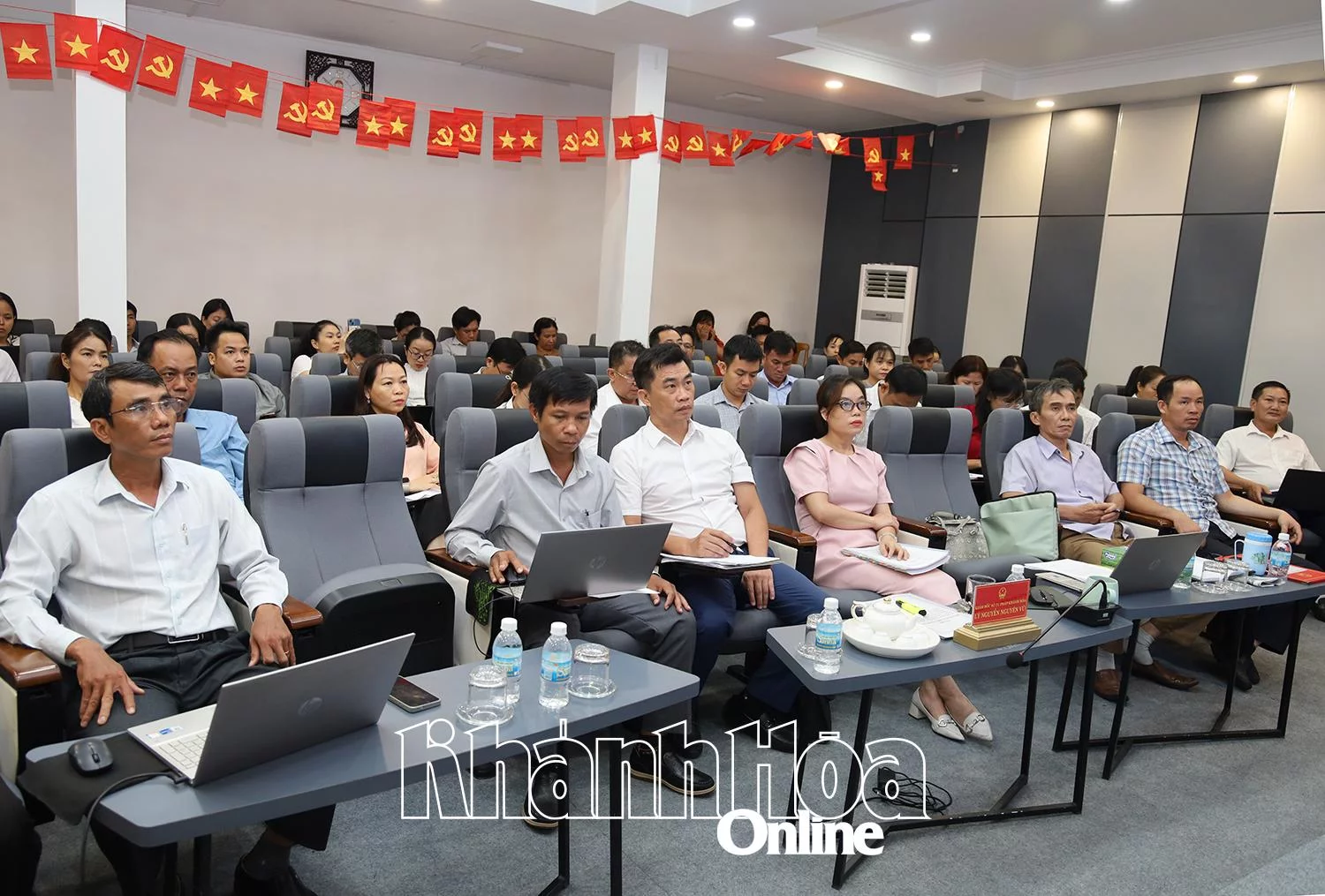 Các cán bộ ngành Tư pháp Khánh Hòa tham dự hội nghị. 