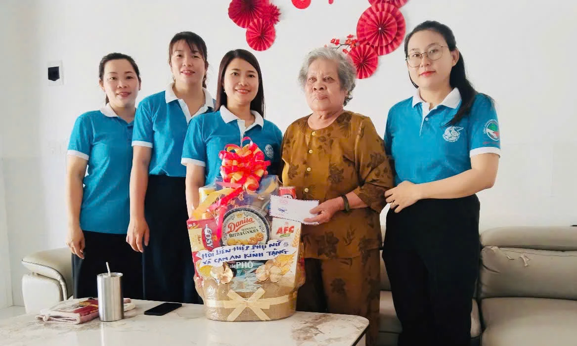 Hội Liên hiệp Phụ nữ xã tặng quà cho bà Bùi Thị Nhi.