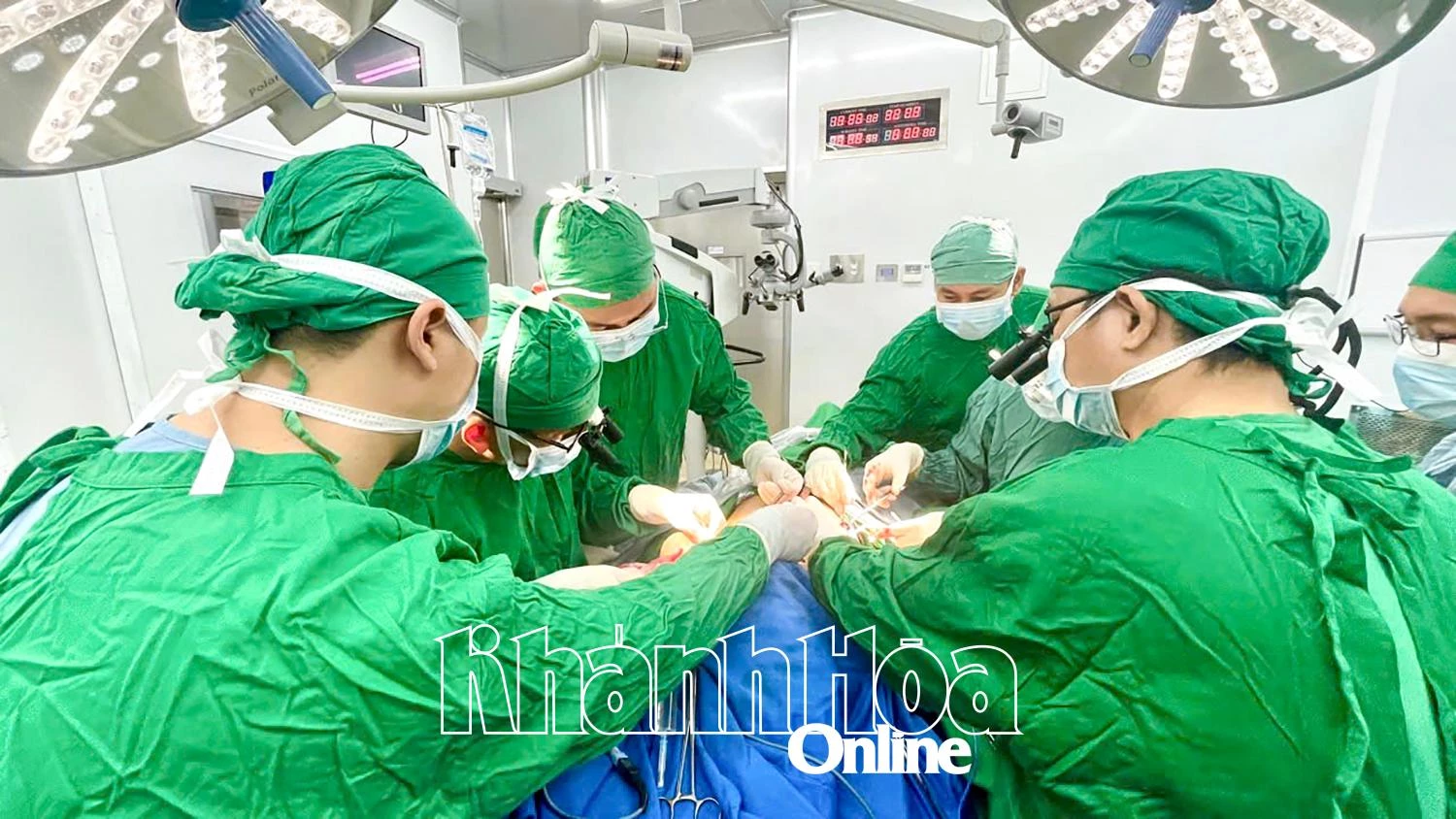 Thực hiện ca phẫu thuật chuyên sâu tại Bệnh viện Đa khoa tỉnh.