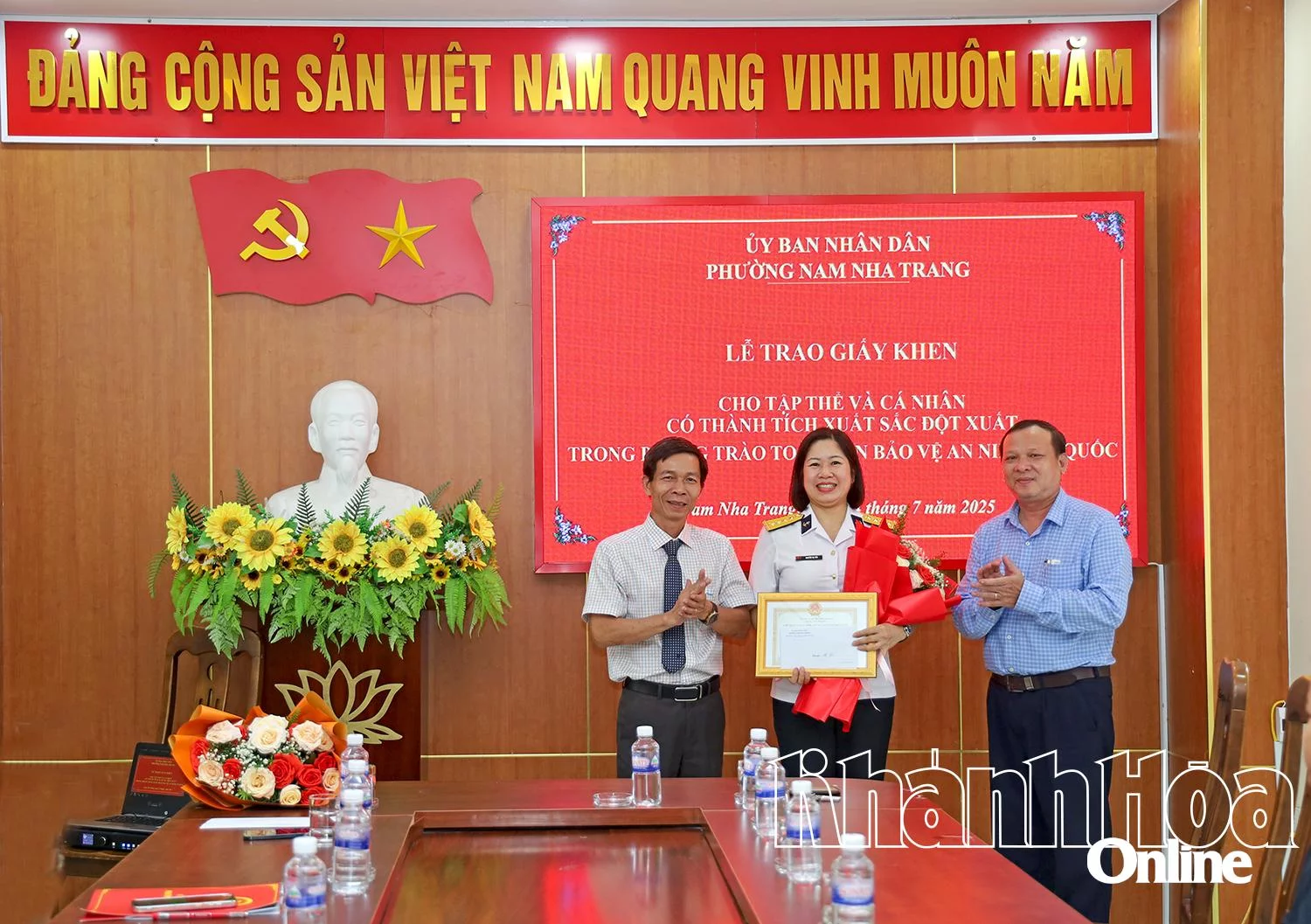 Lãnh đạo phường Nam Nha Trang trao tặng giấy khen cho bà Nguyễn Thị Yến.