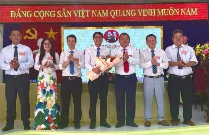 Ban Chấp hành Đảng bộ Các cơ quan Đảng xã Cam An, nhiệm kỳ 2025-2030 ra mắt đại hội.