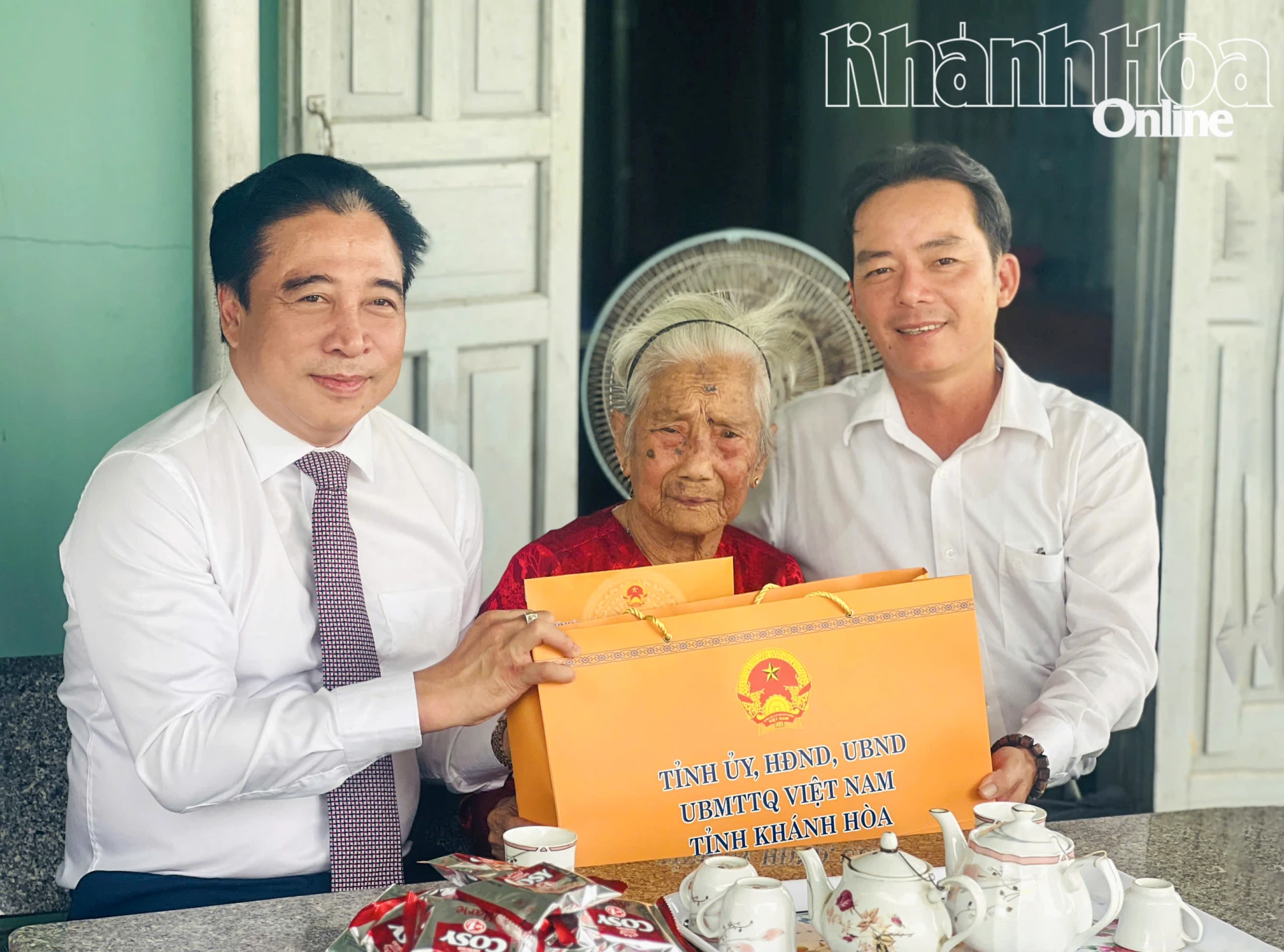 Phó Bí thư Thường trực Tỉnh ủy&nbsp;Nguyễn Khắc Toàn trao quà cho Bà mẹ Việt Nam Anh hùng Cao Thị Mau.