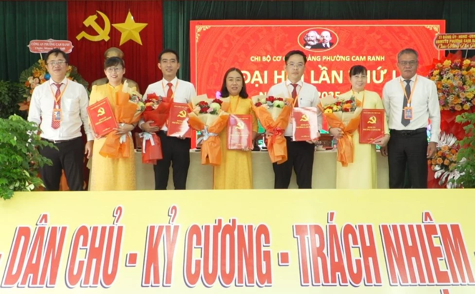 Cấp ủy Chi bộ Cơ quan Đảng phường Cam Ranh, nhiệm kỳ 2025-2030 ra mắt đại hội.