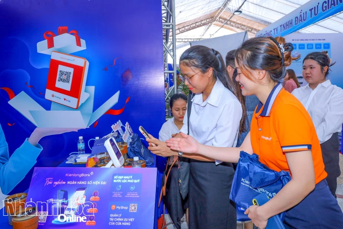 Tăng cường phổ cập sử dụng ứng dụng số, dịch vụ số