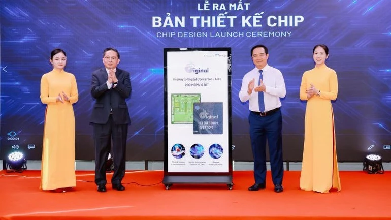 Chủ tịch Ủy ban nhân dân Thành phố Hồ Chí Minh Nguyễn Văn Được và Chủ tịch CT Group Trần Kim Chung thực hiện nghi thức ra mắt bản thiết kế chip ADC vào ngày 29/6 vừa qua.