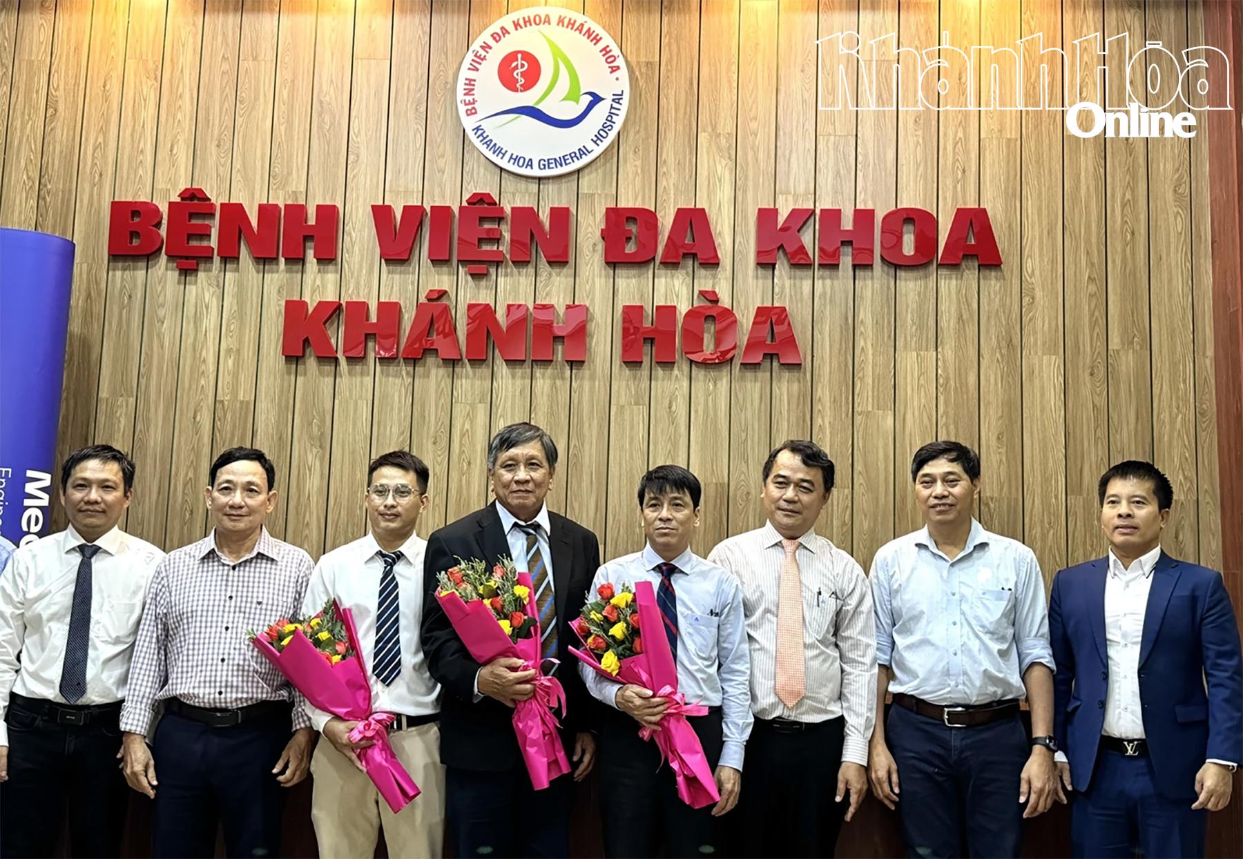 Ban tổ chức tặng hoa cho các chuyên gia báo cáo các đề tài khoa học tại hội thảo.