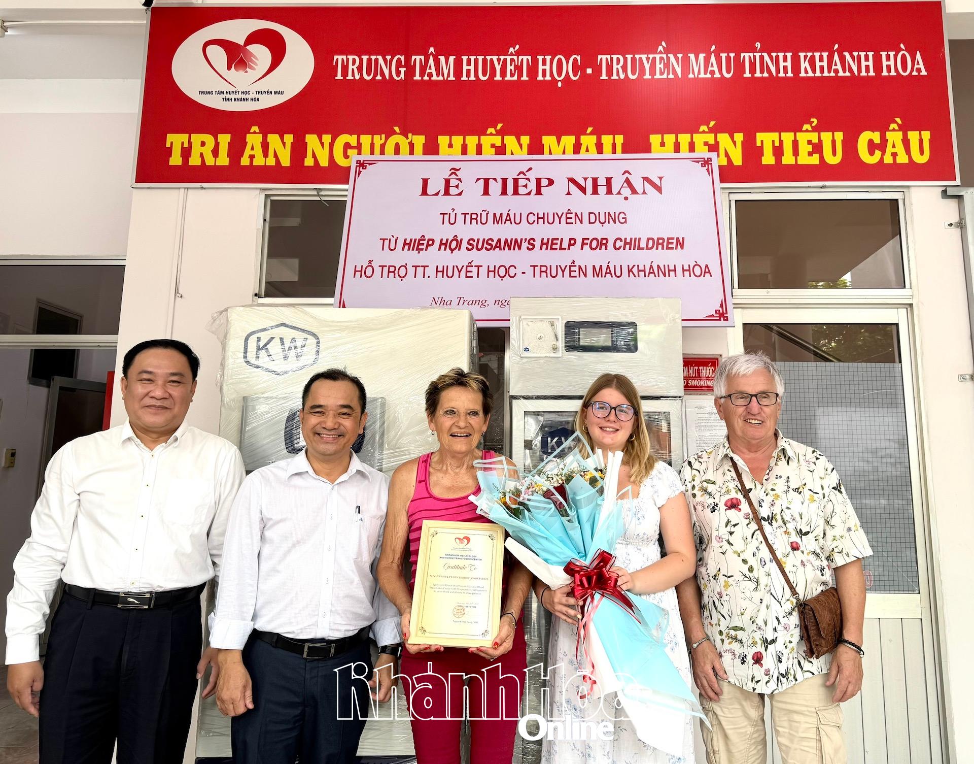 Lãnh đạo Sở Y tế và Trung tâm Huyết học - Truyền máu tỉnh tiếp nhận các thiết bị từ nhà tài trợ