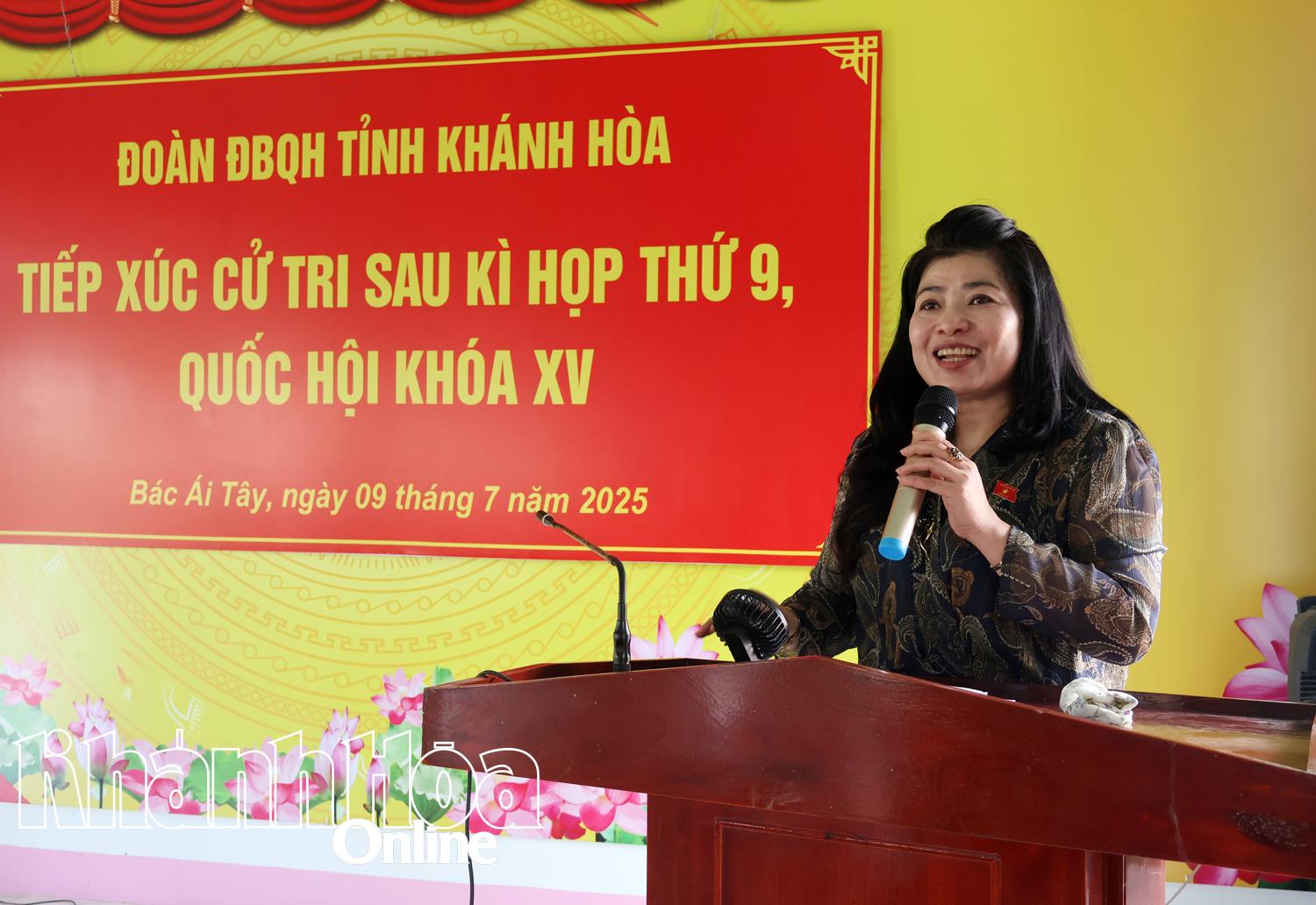 Bà Đàng Thị Mỹ Hương phát biểu tiếp thu, giải trình ý kiến của cử tri.