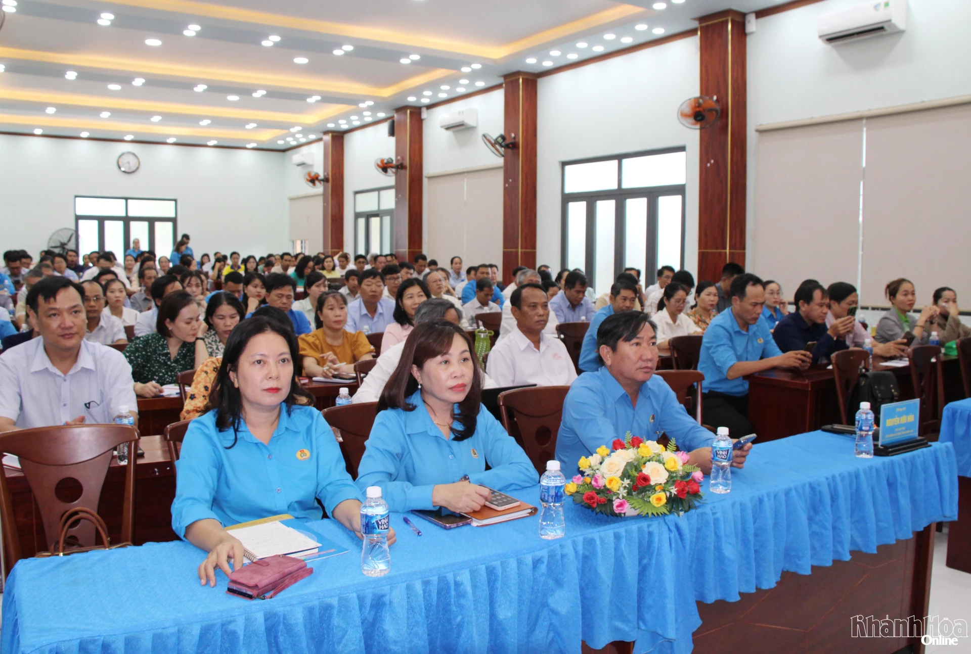 -Đại biểu tham dự hội nghị.