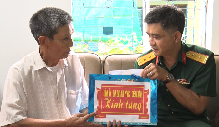 Ban Chỉ huy phòng thủ khu vực 2 - Diên Khánh thăm, tặng quà các gia đình chính sách